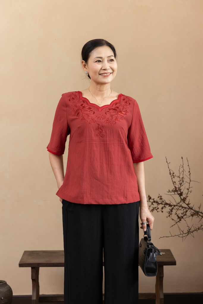 M Collection | Áo Kiểu Trung Niên Tặng Mẹ Cổ V Thêu Tiệp Đối Xứng Chất Liệu Tơ Cát - A12328LW01