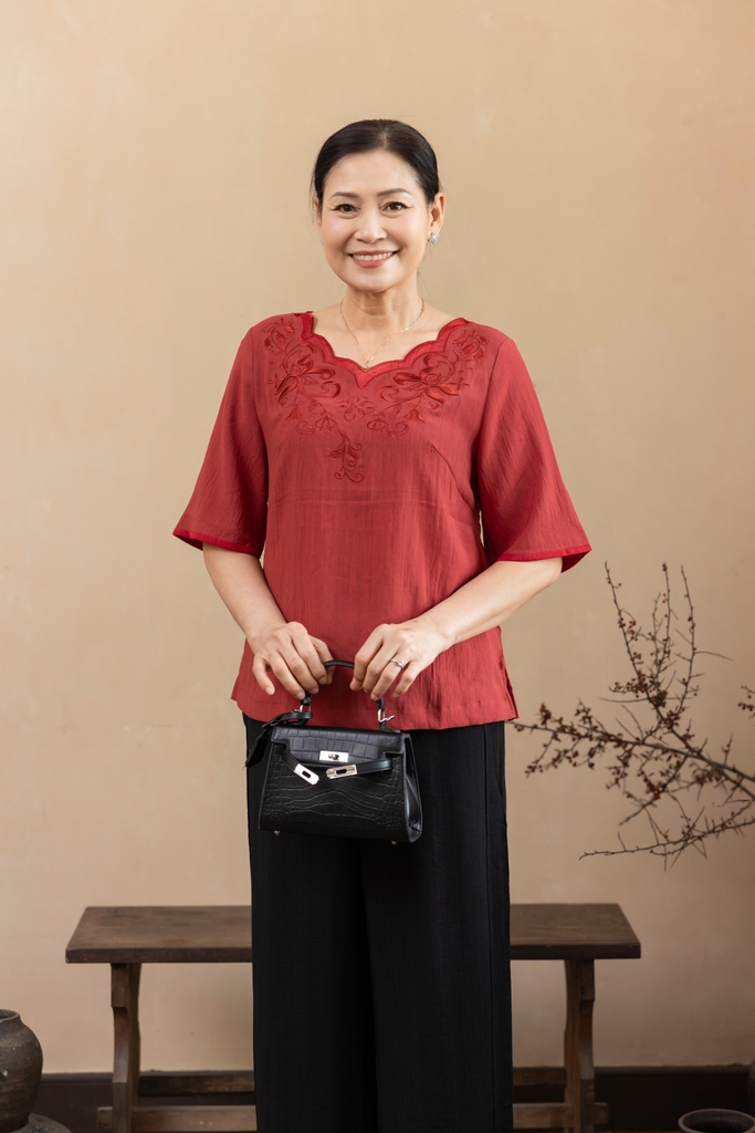 M Collection | Áo Kiểu Trung Niên Tặng Mẹ Cổ V Thêu Tiệp Đối Xứng Chất Liệu Tơ Cát - A12328LW01