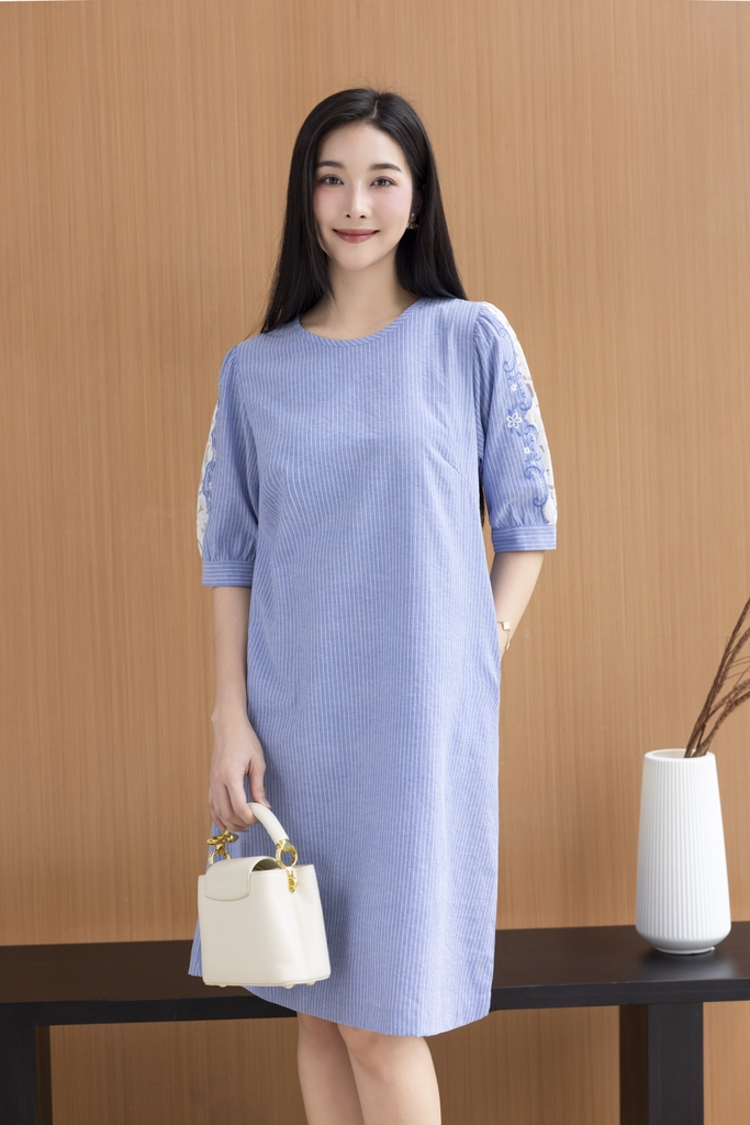 SWANLAKE | Váy Đầm Nữ Sọc Suông Cổ Tròn Cotton Tay Lỡ Nẹp Thêu Hoa Ren Lưới Có Túi Công Sở D12673LW01
