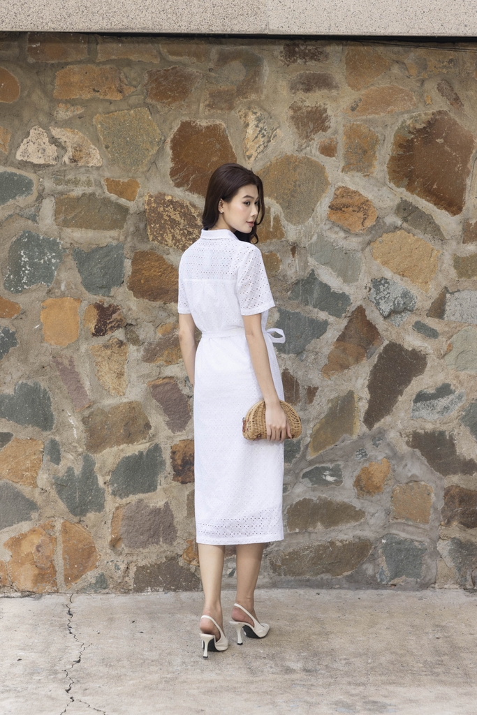 SWANLAKE | Váy Đầm Nữ Suông Vải Cotton Thêu Đục Lỗ Cổ Sơ Mi Tay Ngắn Dây Thắt Eo Công Sở D13483LW01