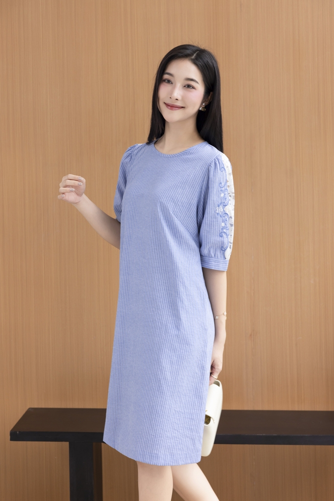 SWANLAKE | Váy Đầm Nữ Sọc Suông Cổ Tròn Cotton Tay Lỡ Nẹp Thêu Hoa Ren Lưới Có Túi Công Sở D12673LW01