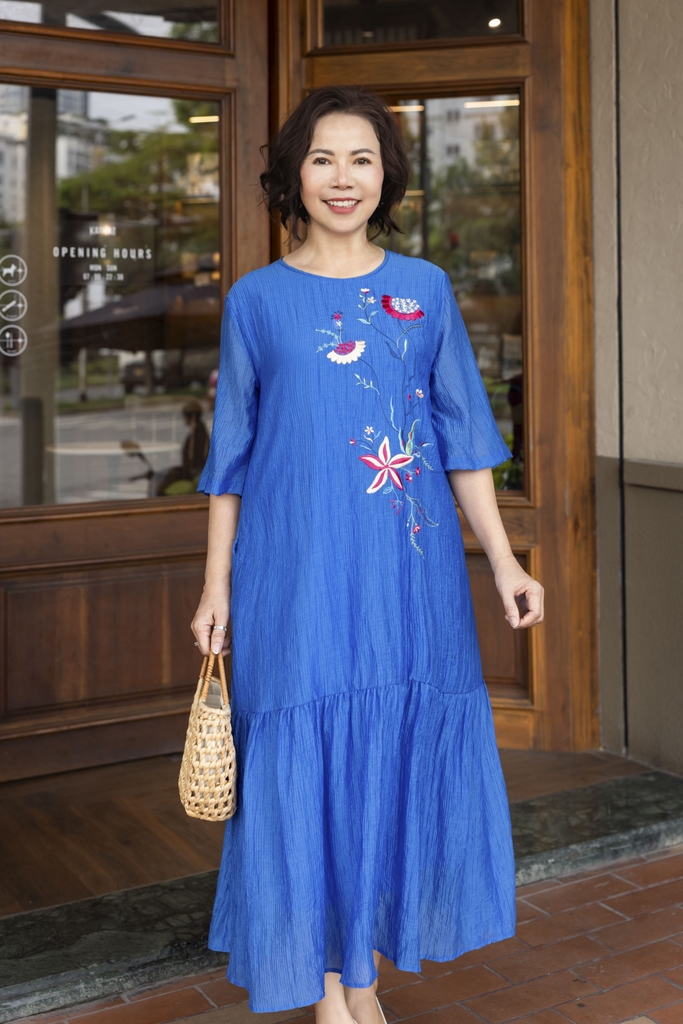 M COLLECTION | Váy Đầm Maxi Nữ Trung Niên Tặng Mẹ Tơ Xốp Đuôi Cá Thêu Hoa Hè Du Lịch Tay Lỡ D12759LW01