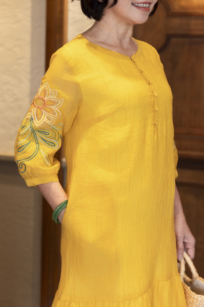 M COLLECTION | Váy Đầm Maxi Đuôi Cá Nữ Trung Niên Tặng Mẹ Cài Nút Thun Xốp Thêu Hoa Tay Lỡ D12778LW01