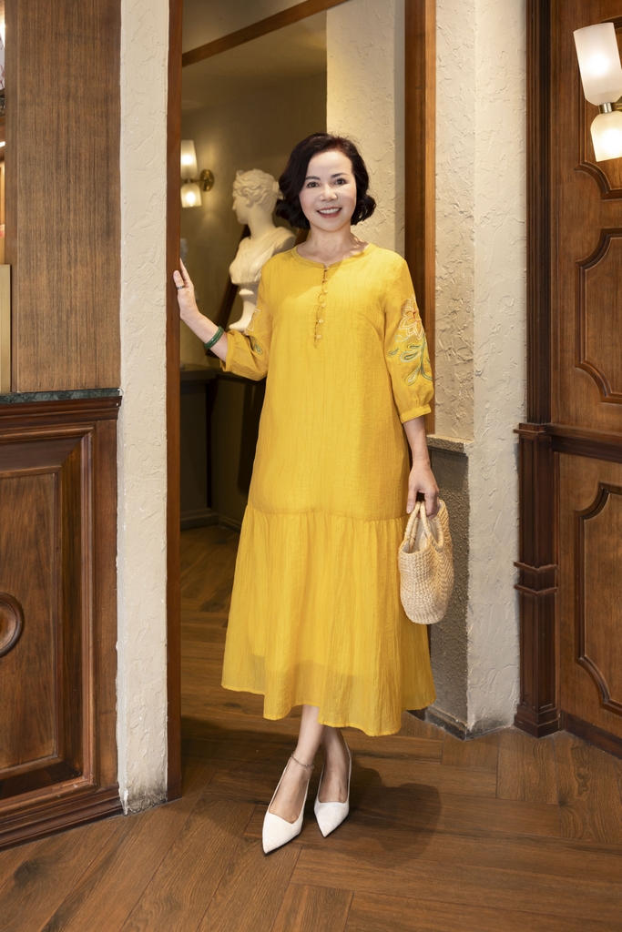 M COLLECTION | Váy Đầm Maxi Đuôi Cá Nữ Trung Niên Tặng Mẹ Cài Nút Thun Xốp Thêu Hoa Tay Lỡ D12778LW01