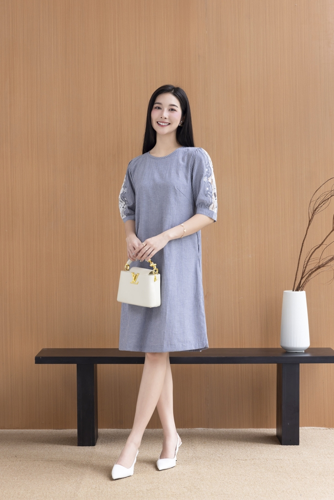 SWANLAKE | Váy Đầm Nữ Sọc Suông Cổ Tròn Cotton Tay Lỡ Nẹp Thêu Hoa Ren Lưới Có Túi Công Sở D12673LW01