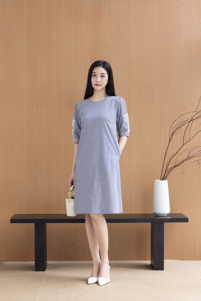 SWANLAKE | Váy Đầm Nữ Sọc Suông Cổ Tròn Cotton Tay Lỡ Nẹp Thêu Hoa Ren Lưới Có Túi Công Sở D12673LW01