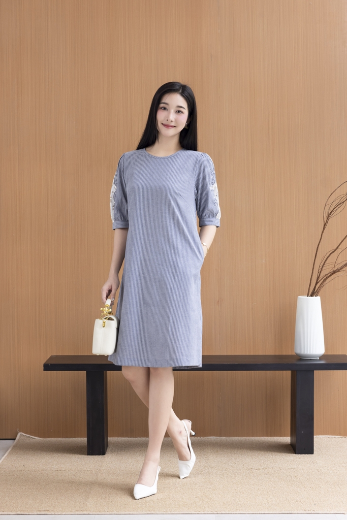 SWANLAKE | Váy Đầm Nữ Sọc Suông Cổ Tròn Cotton Tay Lỡ Nẹp Thêu Hoa Ren Lưới Có Túi Công Sở D12673LW01