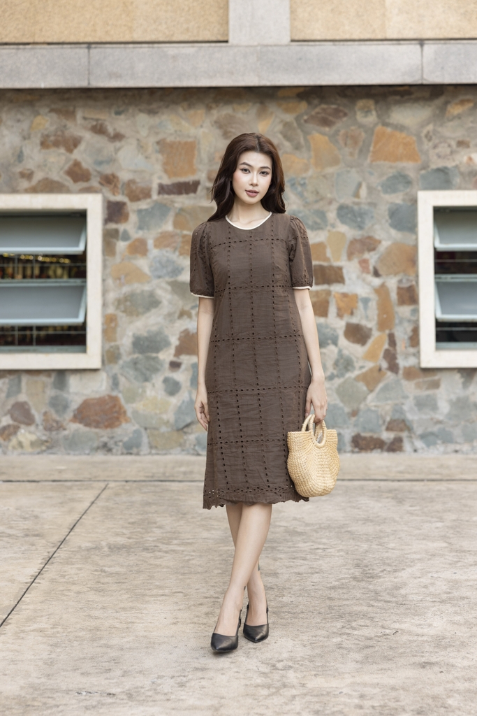 Váy Đầm Nữ Midi Vải Cotton Thêu Đục Lỗ Cổ Tròn Tay Ngắn D13482LW01