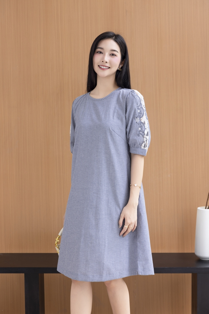 SWANLAKE | Váy Đầm Nữ Sọc Suông Cổ Tròn Cotton Tay Lỡ Nẹp Thêu Hoa Ren Lưới Có Túi Công Sở D12673LW01