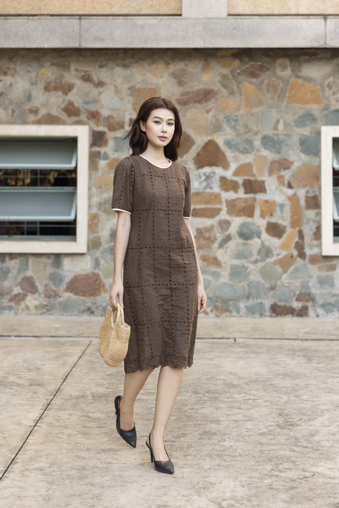 Váy Đầm Nữ Midi Vải Cotton Thêu Đục Lỗ Cổ Tròn Tay Ngắn D13482LW01