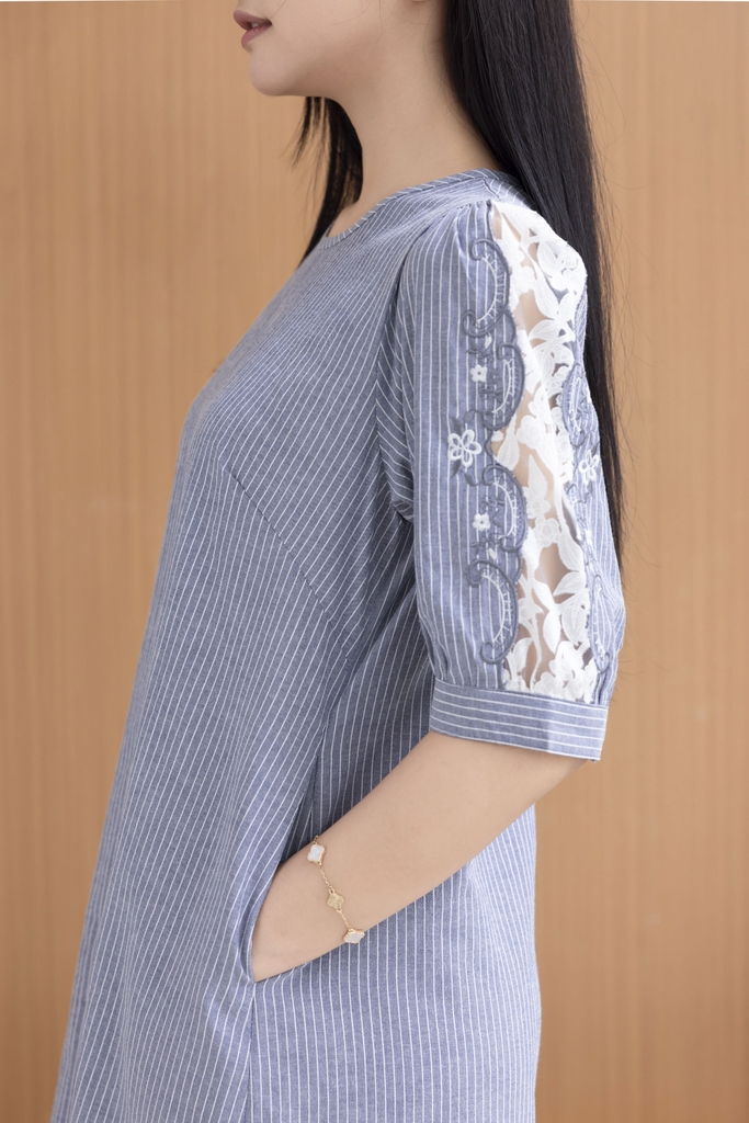 SWANLAKE | Váy Đầm Nữ Sọc Suông Cổ Tròn Cotton Tay Lỡ Nẹp Thêu Hoa Ren Lưới Có Túi Công Sở D12673LW01