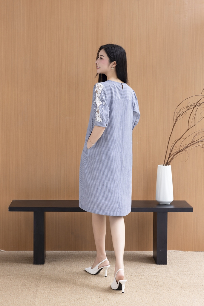 SWANLAKE | Váy Đầm Nữ Sọc Suông Cổ Tròn Cotton Tay Lỡ Nẹp Thêu Hoa Ren Lưới Có Túi Công Sở D12673LW01