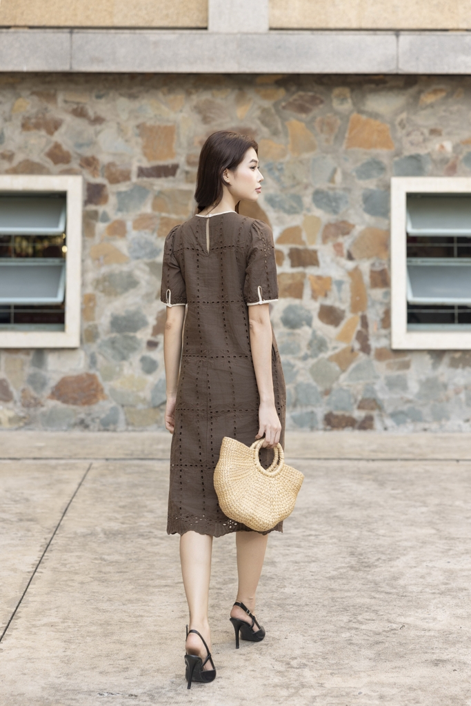 Váy Đầm Nữ Midi Vải Cotton Thêu Đục Lỗ Cổ Tròn Tay Ngắn D13482LW01