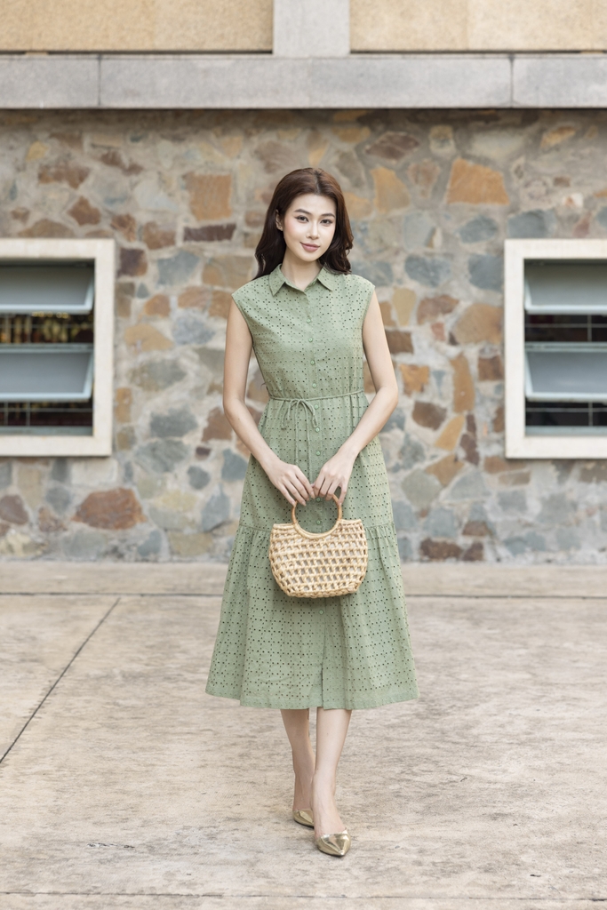 SWANLAKE | Váy Đầm Nữ Maxi Sơ Mi Suông Sát Nách Đuôi Cá Cotton Thêu Hoa Đục Lỗ Cài Nút Có Túi D12905LW01