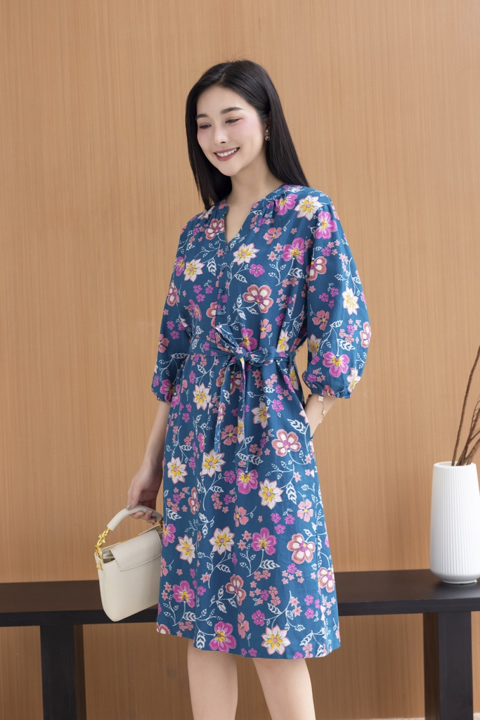 SWANLAKE | Váy Đầm Nữ Suông Dây Thắt Eo Cổ Trụ Đính Nút Vải Linen In Hoa Hè Tay Bí Lỡ Có Túi D12671LW02