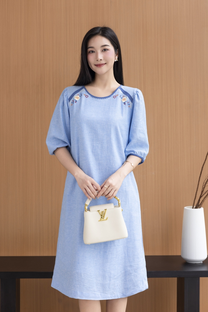 SWANLAKE | Váy Đầm Nữ Suông Cổ Tròn Vải Linen Thêu Hoa Viền Thun Tay Bí Lỡ Có Túi Công Sở D12575LW01