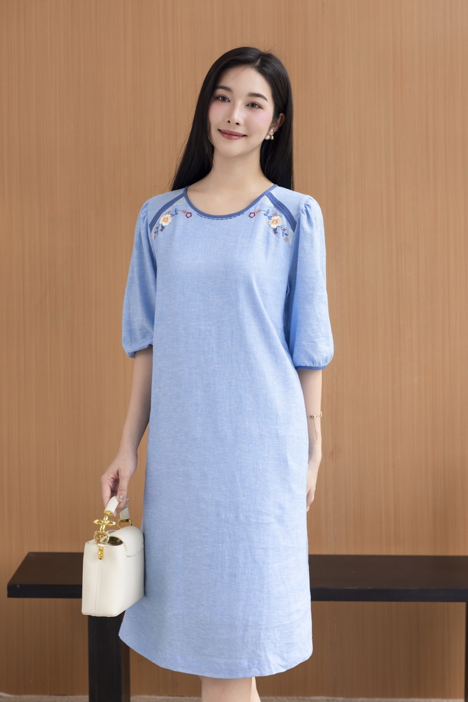 SWANLAKE | Váy Đầm Nữ Suông Cổ Tròn Vải Linen Thêu Hoa Viền Thun Tay Bí Lỡ Có Túi Công Sở D12575LW01