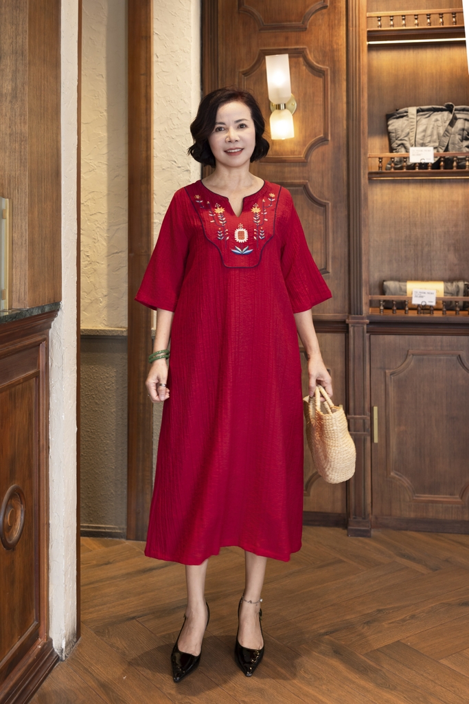 M COLLECTION | Váy Đầm Midi Suông Nữ Trung Niên Tặng Mẹ Tơ Dập Ly Thêu Hoa Tay Lỡ Loe Cổ Trụ D12937LW01