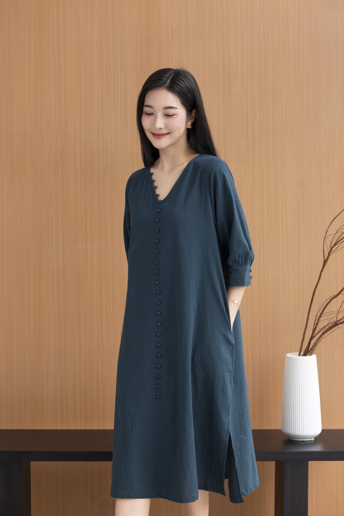 Váy Đầm Nữ Midi Suông Trơn Xẻ Tà Linen Cổ Tim Tay Nẹp Lỡ Có Túi Đính Nút Công Sở D11248LW03