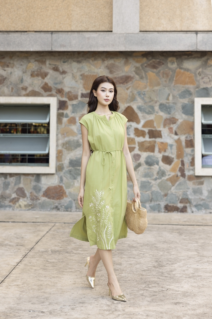 SWANLAKE | Váy Đầm Nữ Midi Cổ Chữ V Dây Thắt Eo Vải Linen Thêu Hoa Cài Nút Xẻ Tà Đi Biển D13519LW01