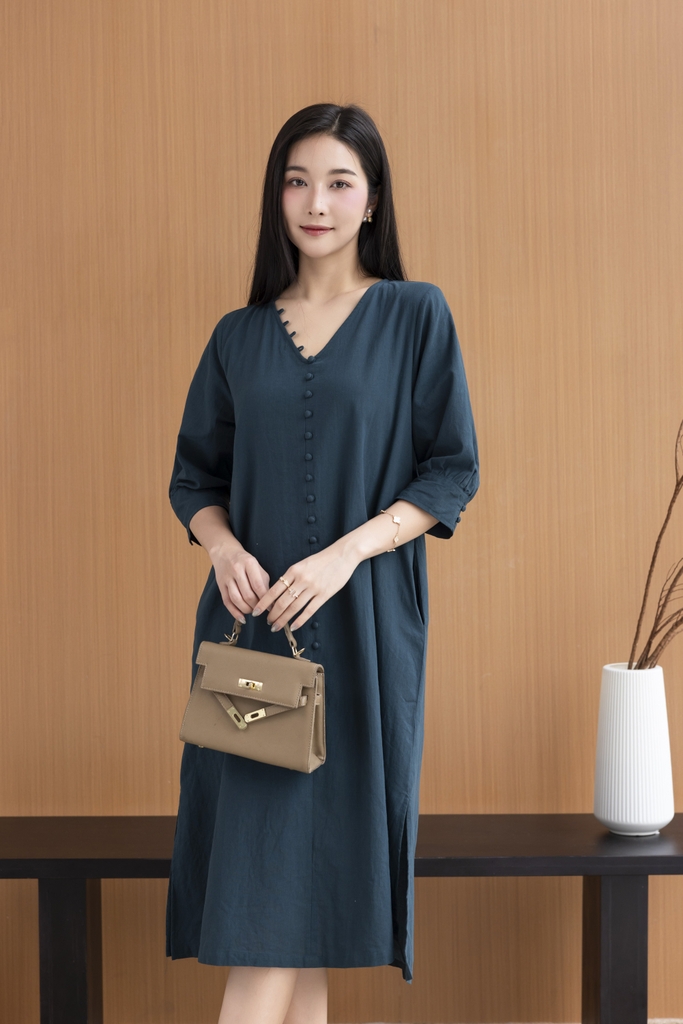 Váy Đầm Nữ Midi Suông Trơn Xẻ Tà Linen Cổ Tim Tay Nẹp Lỡ Có Túi Đính Nút Công Sở D11248LW03