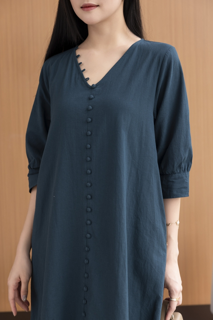 Váy Đầm Nữ Midi Suông Trơn Xẻ Tà Linen Cổ Tim Tay Nẹp Lỡ Có Túi Đính Nút Công Sở D11248LW03