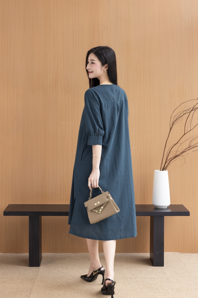Váy Đầm Nữ Midi Suông Trơn Xẻ Tà Linen Cổ Tim Tay Nẹp Lỡ Có Túi Đính Nút Công Sở D11248LW03