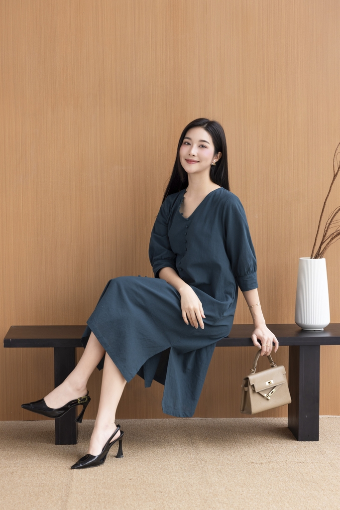 Váy Đầm Nữ Midi Suông Trơn Xẻ Tà Linen Cổ Tim Tay Nẹp Lỡ Có Túi Đính Nút Công Sở D11248LW03