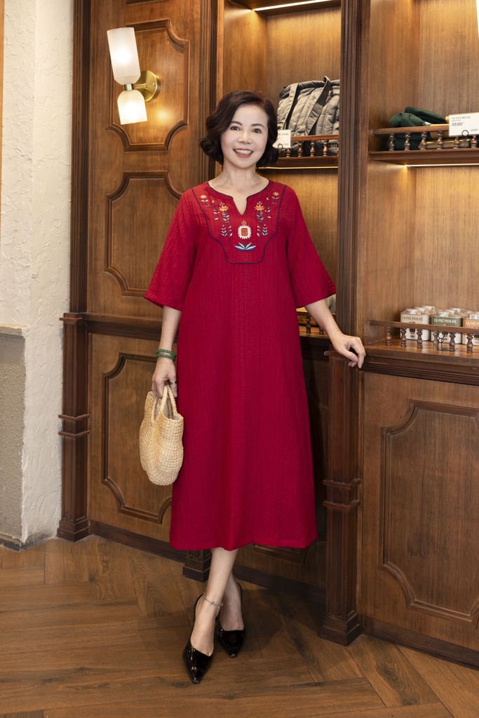 M COLLECTION | Váy Đầm Midi Suông Nữ Trung Niên Tặng Mẹ Tơ Dập Ly Thêu Hoa Tay Lỡ Loe Cổ Trụ D12937LW01