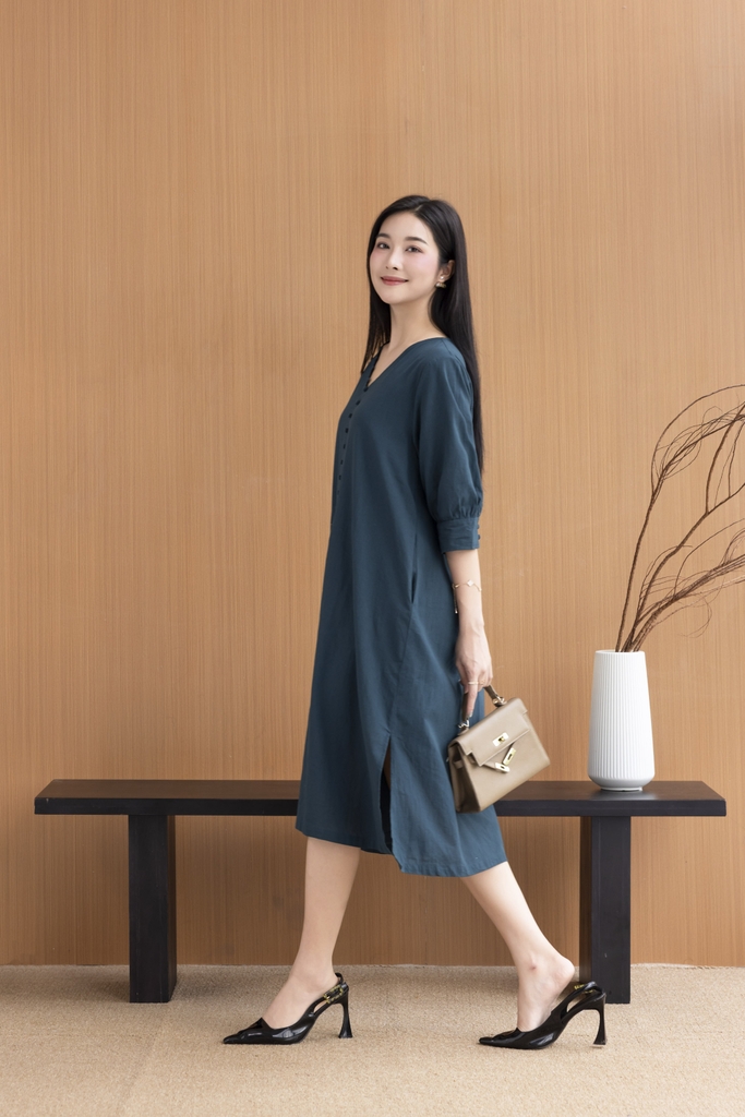 Váy Đầm Nữ Midi Suông Trơn Xẻ Tà Linen Cổ Tim Tay Nẹp Lỡ Có Túi Đính Nút Công Sở D11248LW03