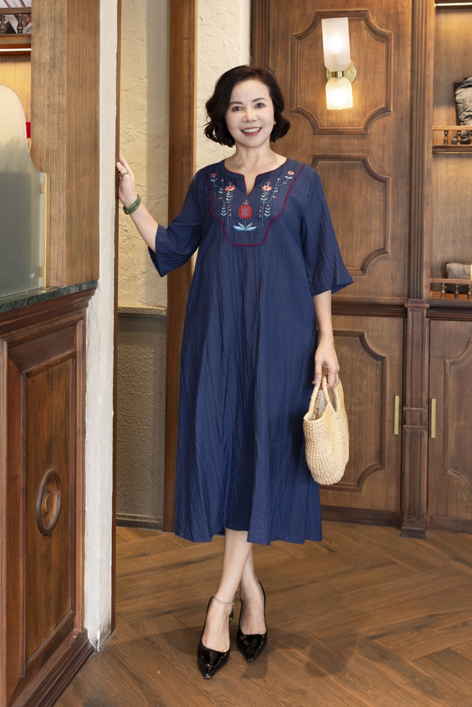 M COLLECTION | Váy Đầm Midi Suông Nữ Trung Niên Tặng Mẹ Tơ Dập Ly Thêu Hoa Tay Lỡ Loe Cổ Trụ D12937LW01