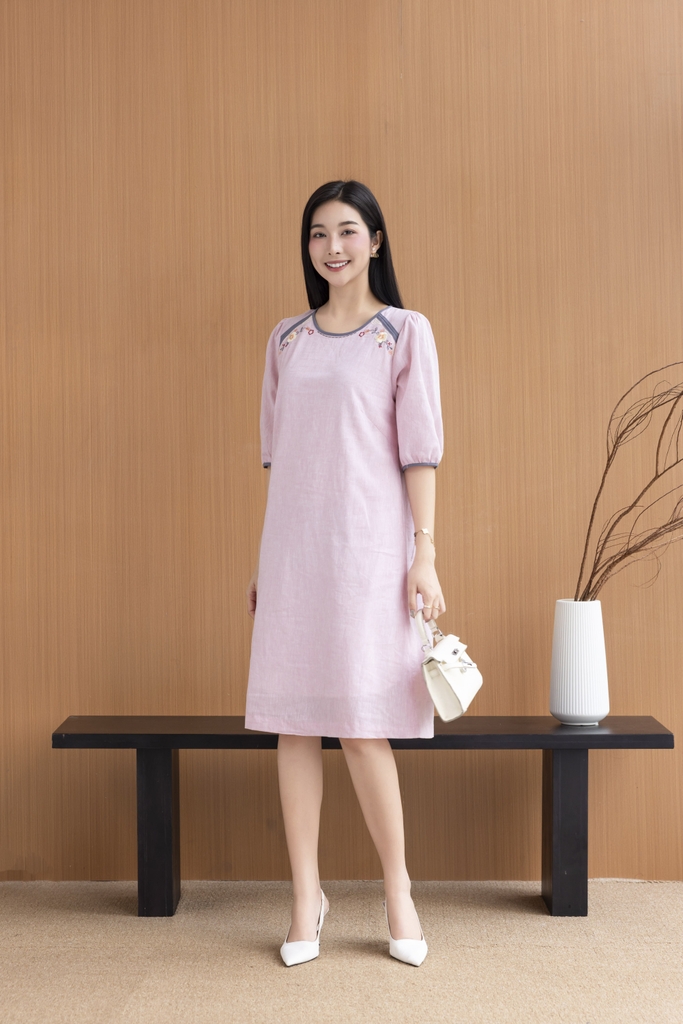SWANLAKE | Váy Đầm Nữ Suông Cổ Tròn Vải Linen Thêu Hoa Viền Thun Tay Bí Lỡ Có Túi Công Sở D12575LW01