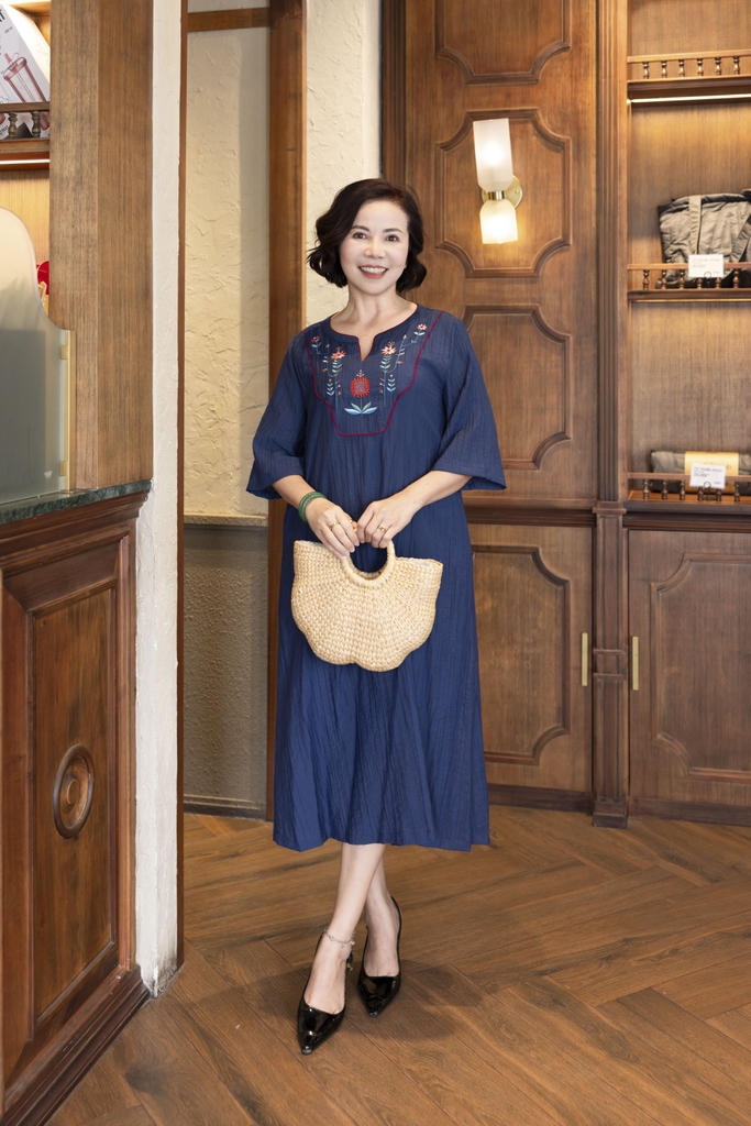 M COLLECTION | Váy Đầm Midi Suông Nữ Trung Niên Tặng Mẹ Tơ Dập Ly Thêu Hoa Tay Lỡ Loe Cổ Trụ D12937LW01