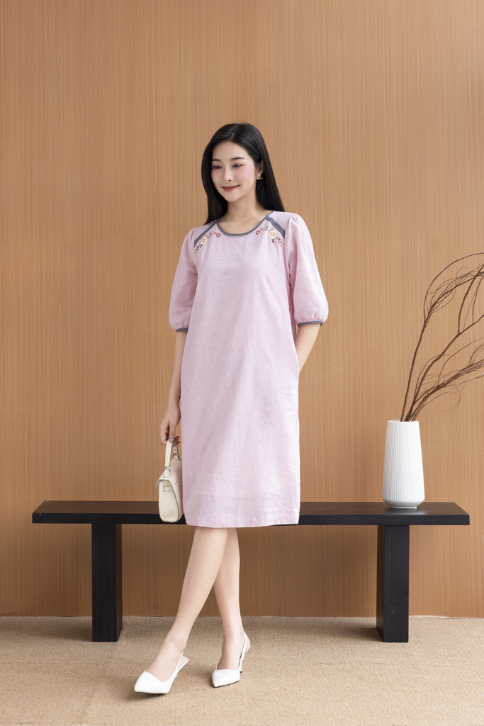 SWANLAKE | Váy Đầm Nữ Suông Cổ Tròn Vải Linen Thêu Hoa Viền Thun Tay Bí Lỡ Có Túi Công Sở D12575LW01
