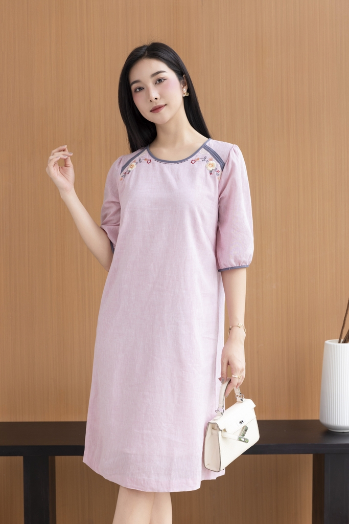 SWANLAKE | Váy Đầm Nữ Suông Cổ Tròn Vải Linen Thêu Hoa Viền Thun Tay Bí Lỡ Có Túi Công Sở D12575LW01
