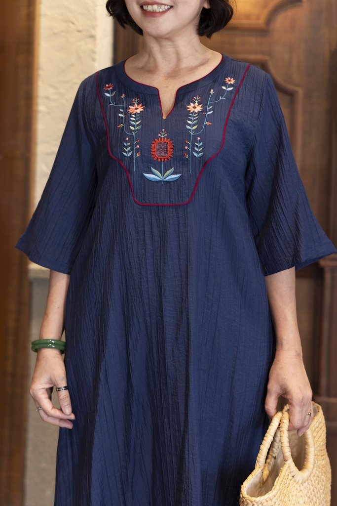 M COLLECTION | Váy Đầm Midi Suông Nữ Trung Niên Tặng Mẹ Tơ Dập Ly Thêu Hoa Tay Lỡ Loe Cổ Trụ D12937LW01