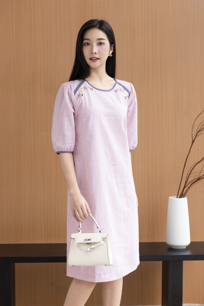 SWANLAKE | Váy Đầm Nữ Suông Cổ Tròn Vải Linen Thêu Hoa Viền Thun Tay Bí Lỡ Có Túi Công Sở D12575LW01