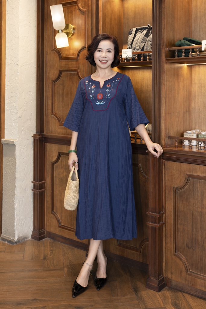 M COLLECTION | Váy Đầm Midi Suông Nữ Trung Niên Tặng Mẹ Tơ Dập Ly Thêu Hoa Tay Lỡ Loe Cổ Trụ D12937LW01