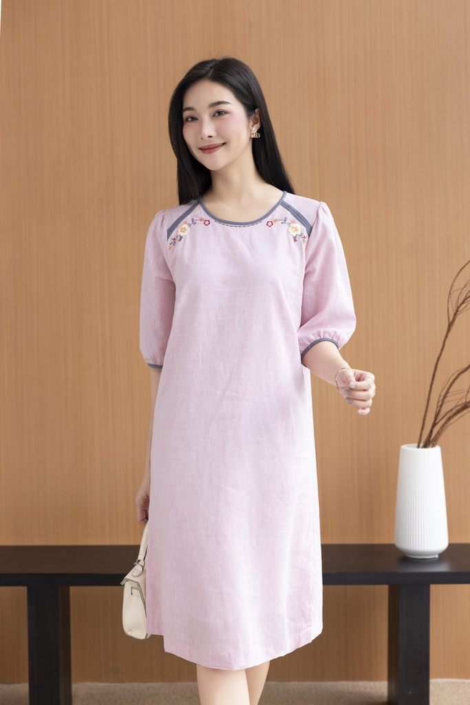SWANLAKE | Váy Đầm Nữ Suông Cổ Tròn Vải Linen Thêu Hoa Viền Thun Tay Bí Lỡ Có Túi Công Sở D12575LW01