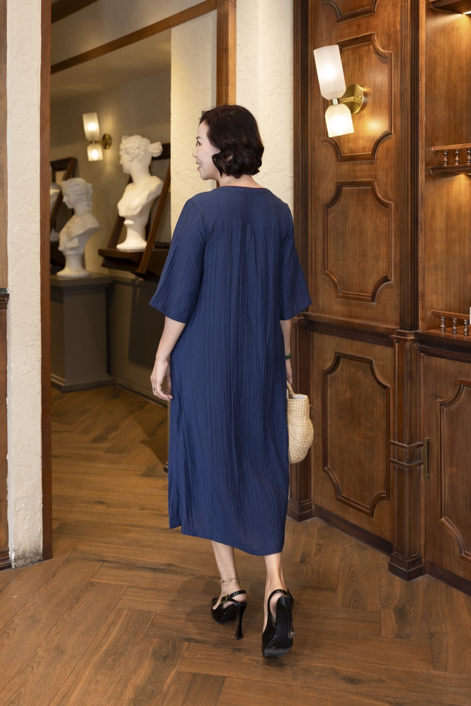 M COLLECTION | Váy Đầm Midi Suông Nữ Trung Niên Tặng Mẹ Tơ Dập Ly Thêu Hoa Tay Lỡ Loe Cổ Trụ D12937LW01