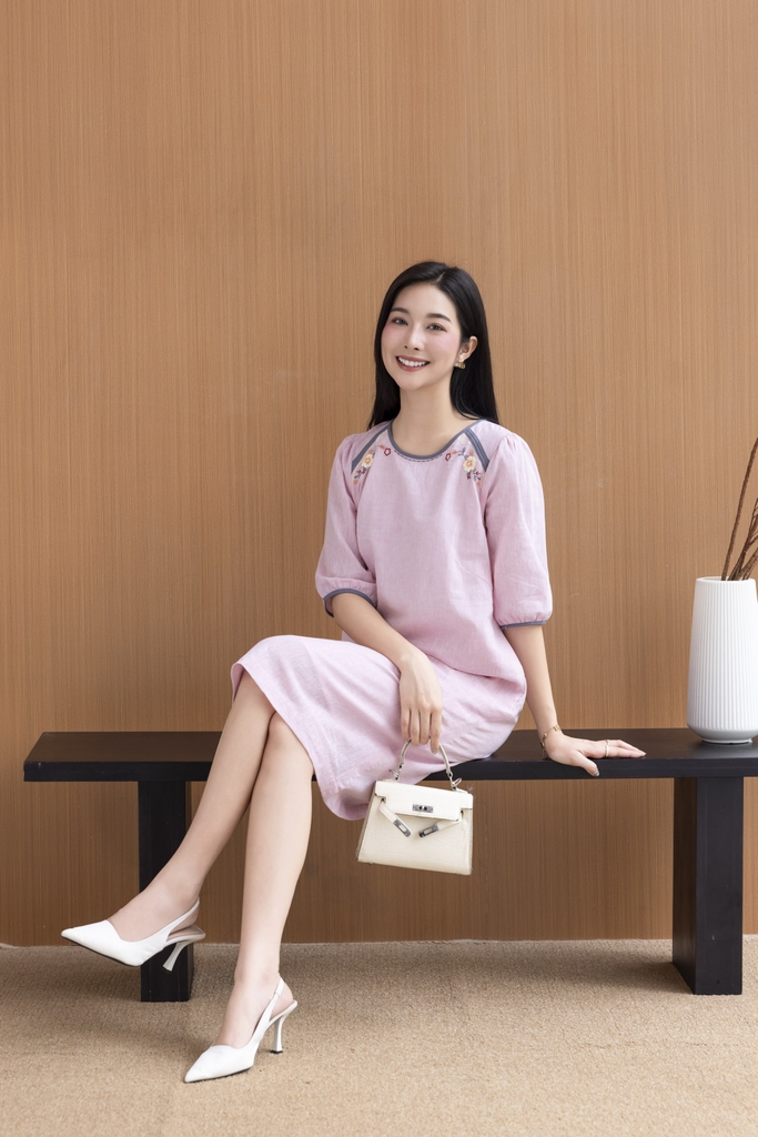 SWANLAKE | Váy Đầm Nữ Suông Cổ Tròn Vải Linen Thêu Hoa Viền Thun Tay Bí Lỡ Có Túi Công Sở D12575LW01