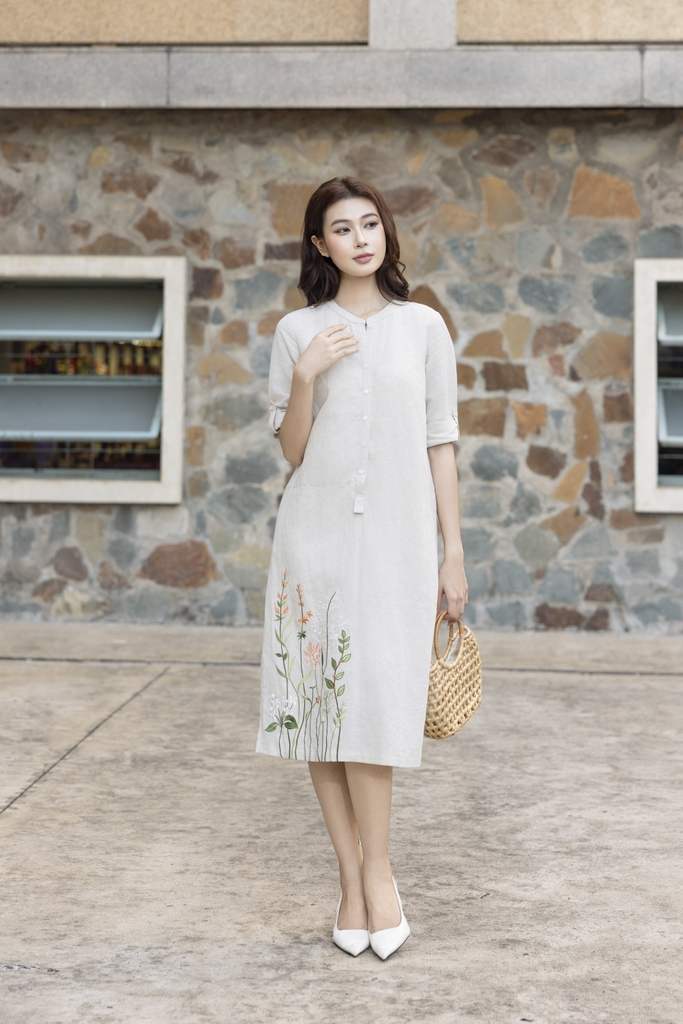 SWANLAKE | Váy Đầm Nữ Midi Suông Cổ Trụ Cài Nút Vải Linen Tay Lỡ Thêu Hoa Xẻ Tà Công Sở D13520LW01