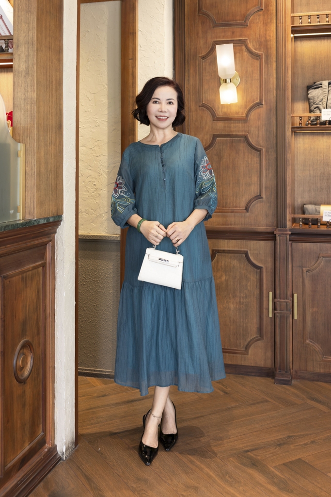 M COLLECTION | Váy Đầm Maxi Đuôi Cá Nữ Trung Niên Tặng Mẹ Cài Nút Thun Xốp Thêu Hoa Tay Lỡ D12778LW01