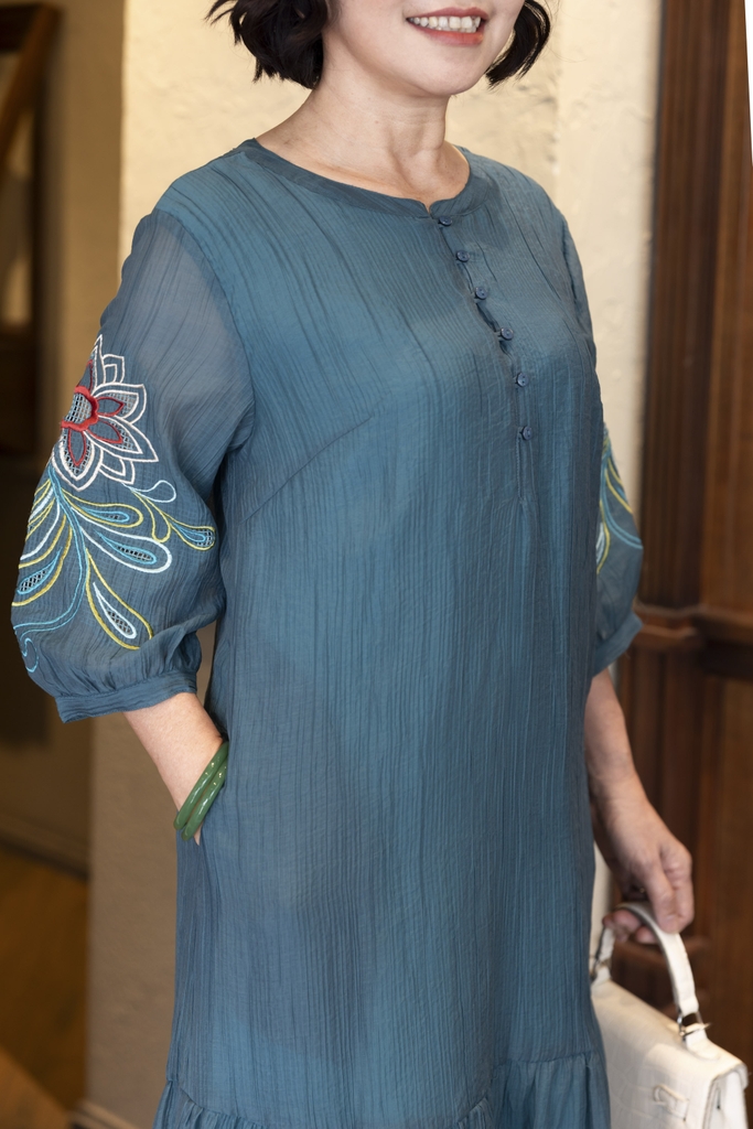 M COLLECTION | Váy Đầm Maxi Đuôi Cá Nữ Trung Niên Tặng Mẹ Cài Nút Thun Xốp Thêu Hoa Tay Lỡ D12778LW01