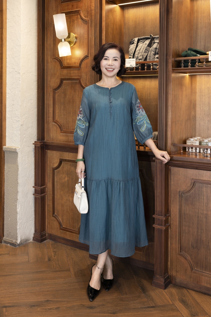 M COLLECTION | Váy Đầm Maxi Đuôi Cá Nữ Trung Niên Tặng Mẹ Cài Nút Thun Xốp Thêu Hoa Tay Lỡ D12778LW01