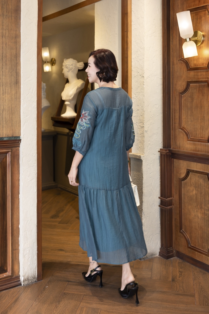 M COLLECTION | Váy Đầm Maxi Đuôi Cá Nữ Trung Niên Tặng Mẹ Cài Nút Thun Xốp Thêu Hoa Tay Lỡ D12778LW01