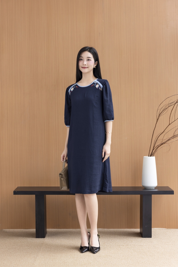 SWANLAKE | Váy Đầm Nữ Suông Cổ Tròn Vải Linen Thêu Hoa Viền Thun Tay Bí Lỡ Có Túi Công Sở D12575LW01