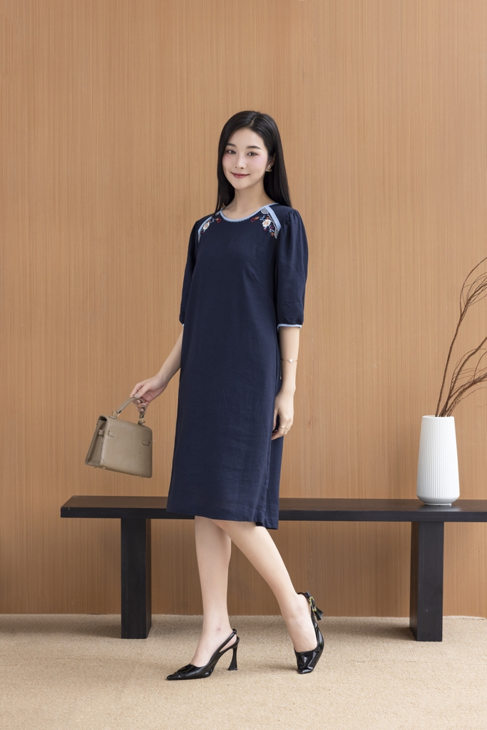 SWANLAKE | Váy Đầm Nữ Suông Cổ Tròn Vải Linen Thêu Hoa Viền Thun Tay Bí Lỡ Có Túi Công Sở D12575LW01