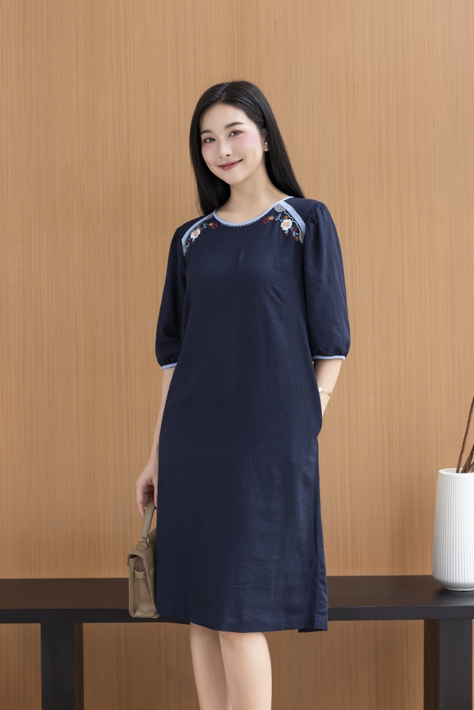 SWANLAKE | Váy Đầm Nữ Suông Cổ Tròn Vải Linen Thêu Hoa Viền Thun Tay Bí Lỡ Có Túi Công Sở D12575LW01