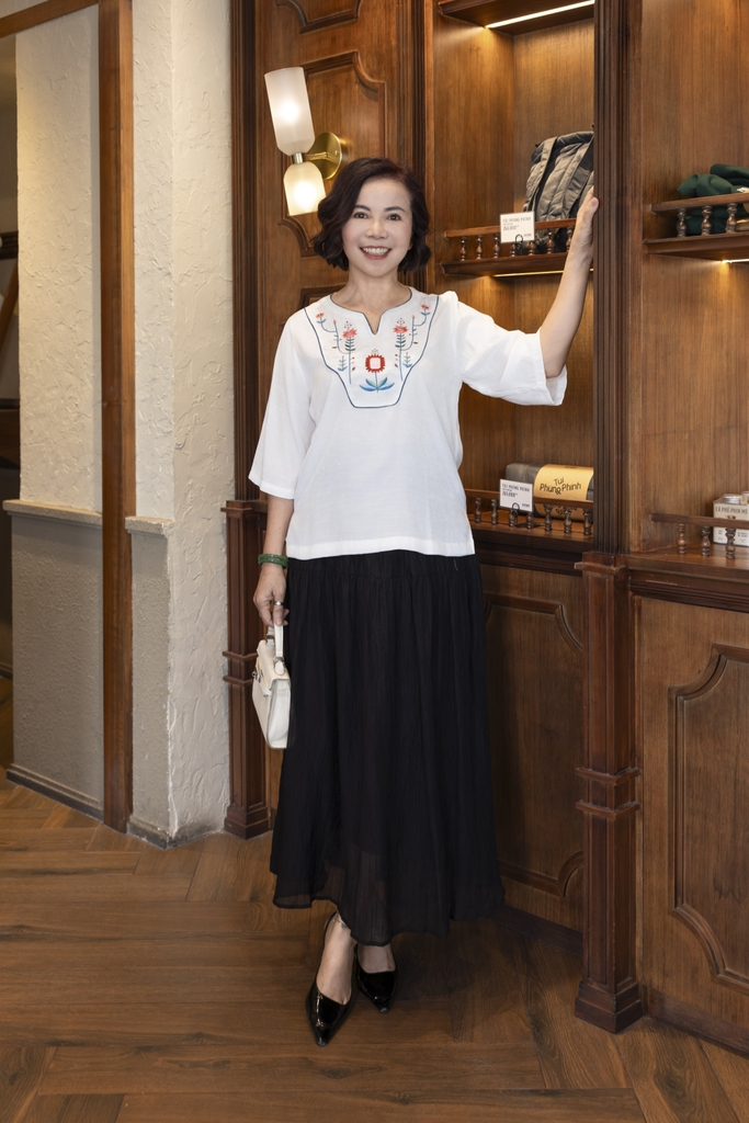 M COLLECTION | Áo Kiểu Nữ Trung Niên Tặng Mẹ Vải Lụa Gân Thêu Hoa Cổ Trụ Tay Lỡ Xẻ Vạt Áo A13020LW01